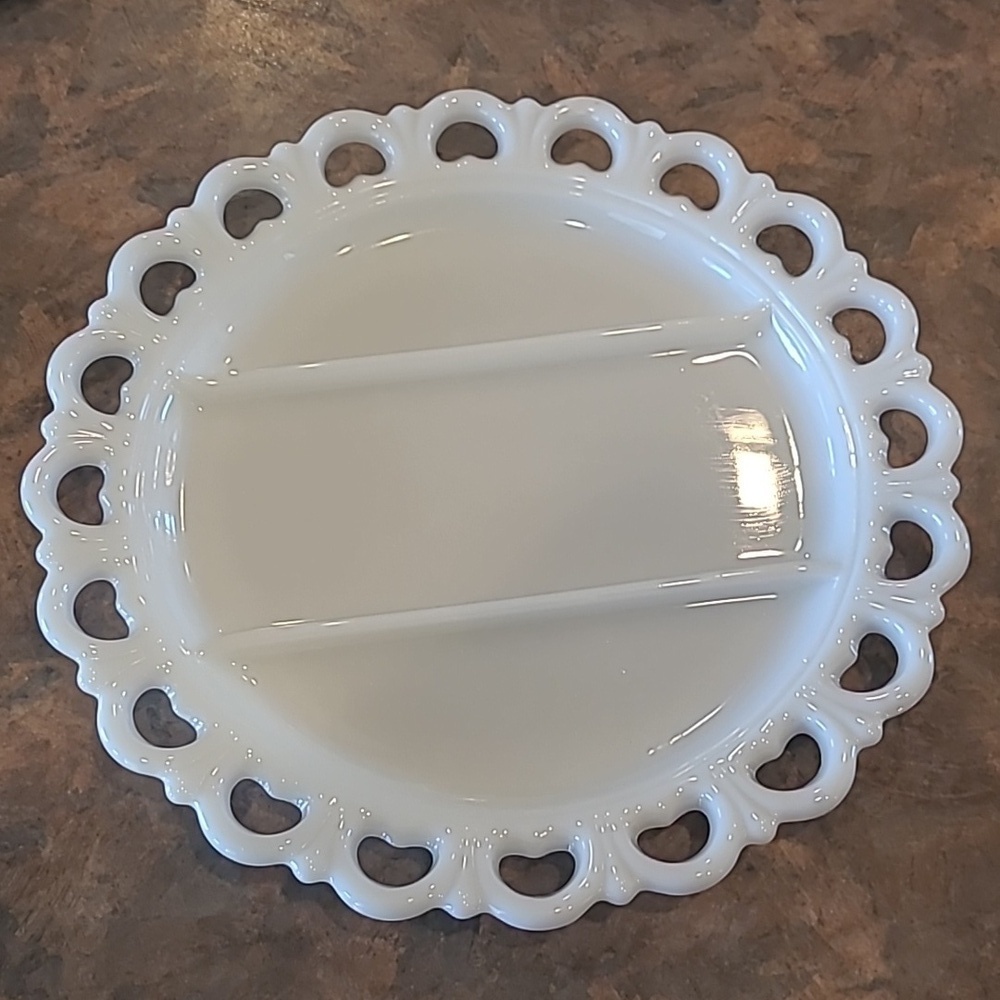 VINTAGE Milk Glass Divided Serving Platter, Scalloped Edge Heart Detail - Picture 5 of 13